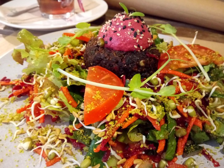 Petit-Brot-Interior-Lunch-Wild-Burger-with_salad