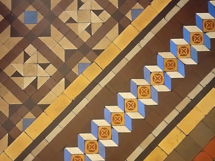 Hydraulic-Mosaic-Laie-Dining-Frontal