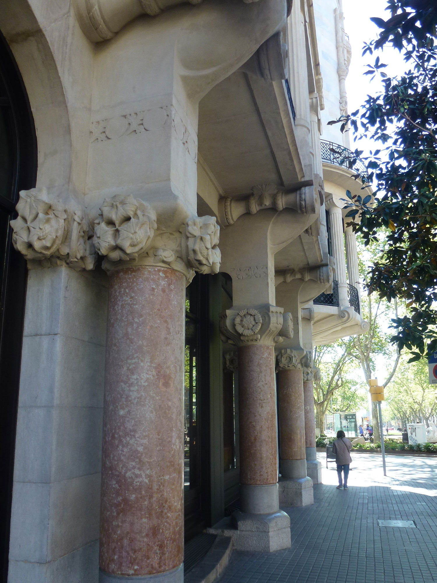casa-fuster-thetasteofbarcelona-capitels-grandegracia
