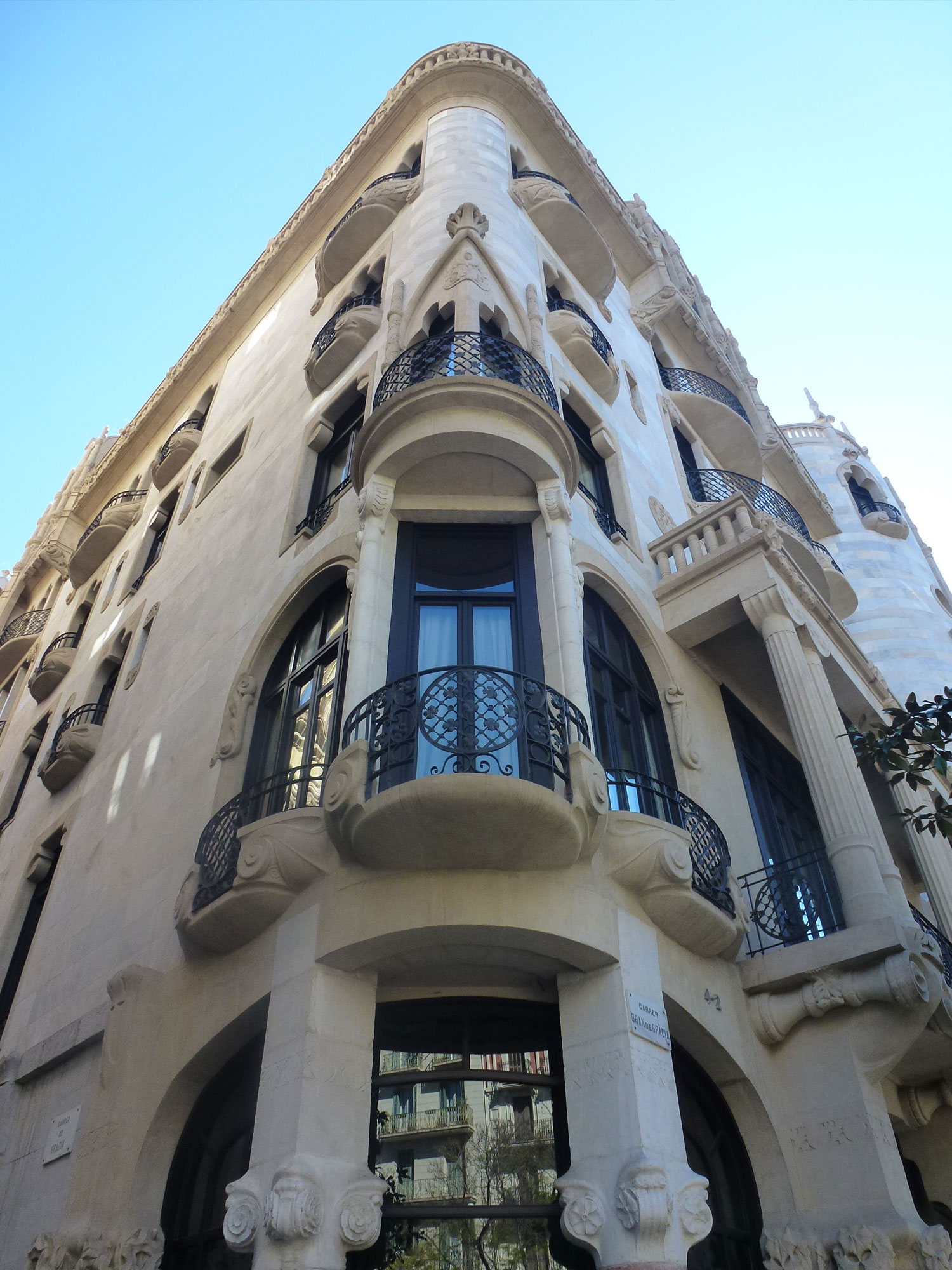 casa-fuster-thetasteofbarcelona-corner-tower-small