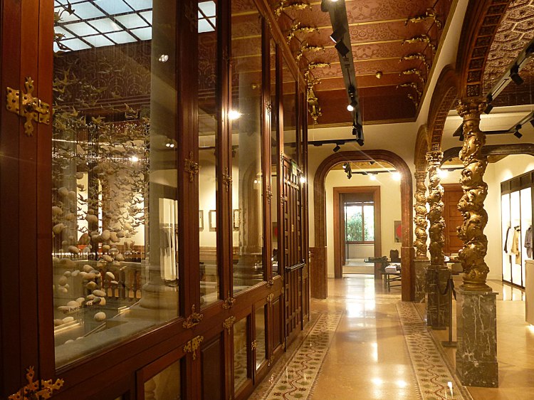 casa-ramon-casas-thetasteofbarcelona-massimo-dutti-hallway-cashier