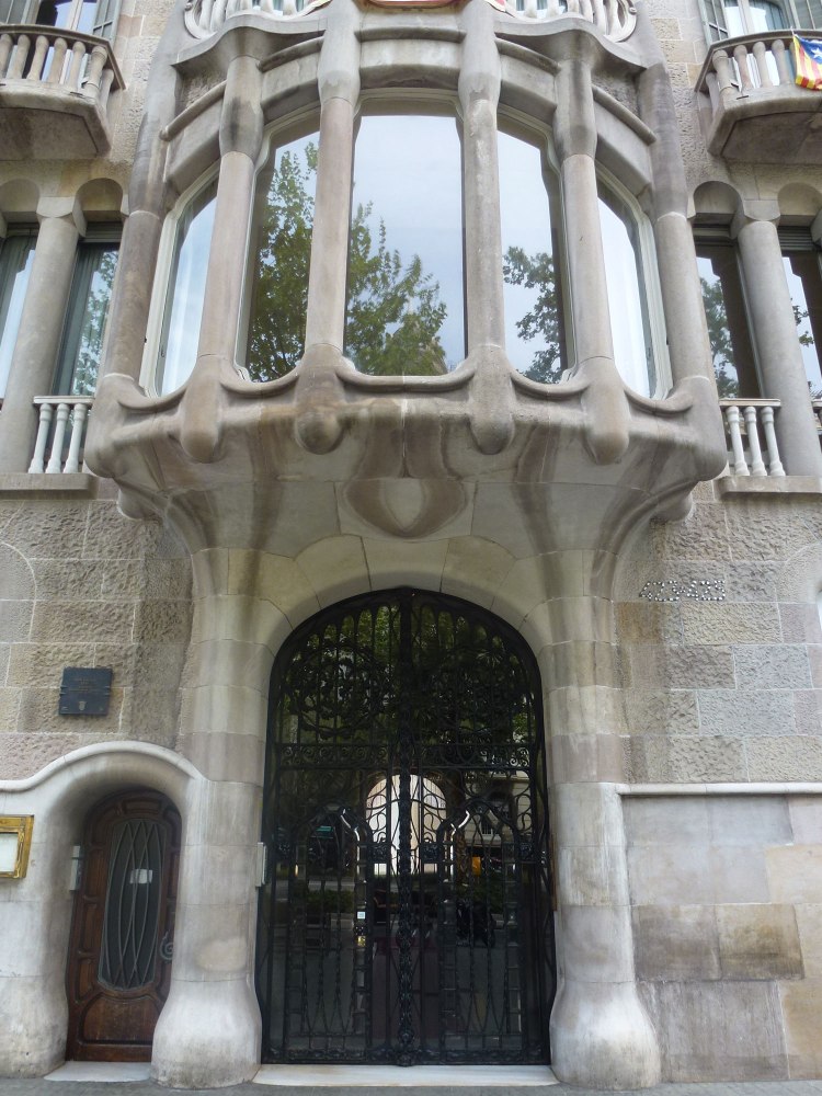 casa-sayrach-thetasteofbarcelona-diagonal-entrance